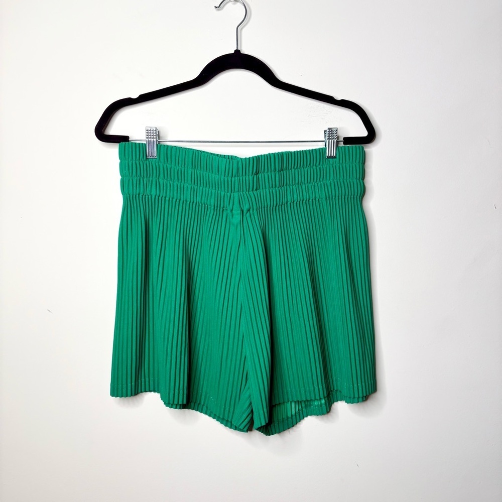 Maniere De Voir Green Pleated High Waisted Stretch Shorts